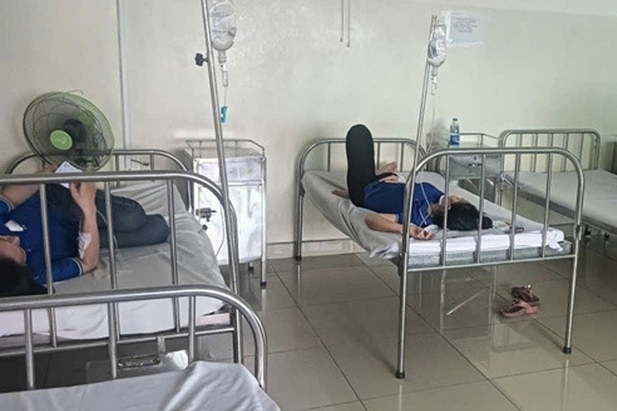 Nhiều công nhân nghi bị ngộ độc sau bữa trưa tại dùng cơm trưa tại một doanh nghiệp trên địa bàn phường Đông Hưng Thuận (TPHCM). (Nguồn ảnh: VietNamnet)