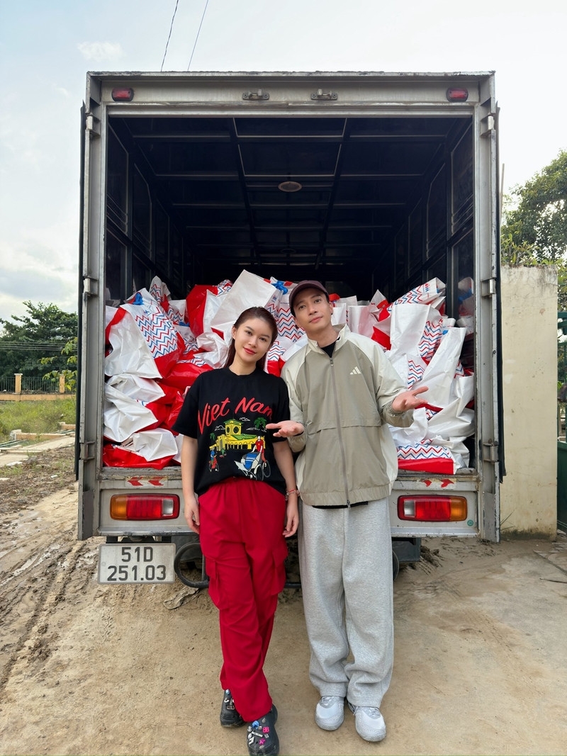 Diễn viên Ngọc Thành Tâm và ST Sơn Thạch đến thăm và trao quà cho bà con Khánh Hòa sau đợt lũ vừa qua.