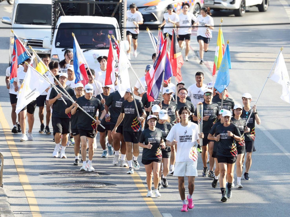 Ngọn đuốc được lần lượt trao cho các vận động viên, các quan chức và người nổi tiếng của Thái Lan (Ảnh: SEA GAMES Thailand 2025)