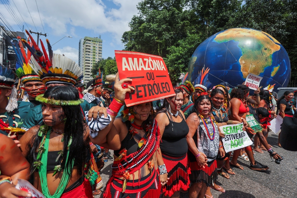 Người dân bản địa Brazil biểu tình kêu gọi bảo vệ môi trường, chống phá rừng nhân dịp COP30. Ảnh: Reuters.