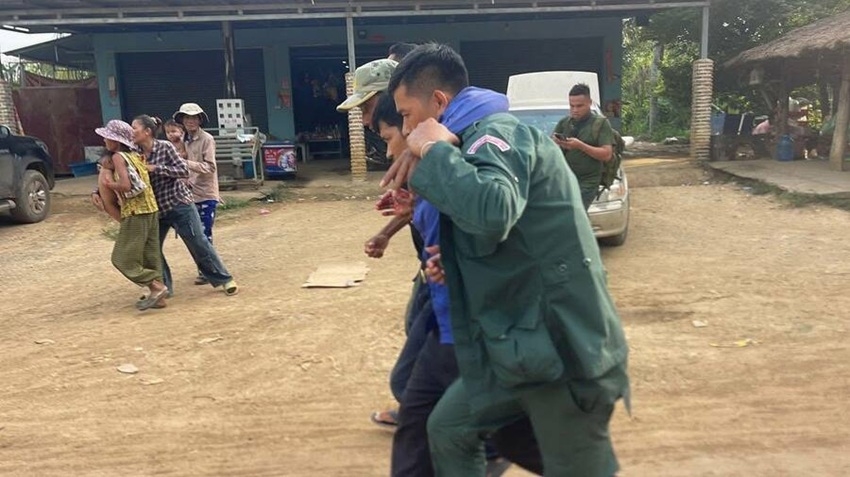 Người dân bị thương được đưa đi cấp cứu. Ảnh: Bộ thông tin Campuchia