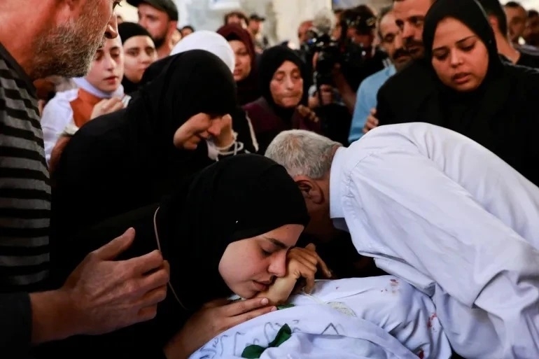 Người dân thương tiếc những người Palestine thiệt mạng trong cuộc đột kích của Israel tại Tulkarm, ở Bờ Tây.
(Ảnh: Reuters)