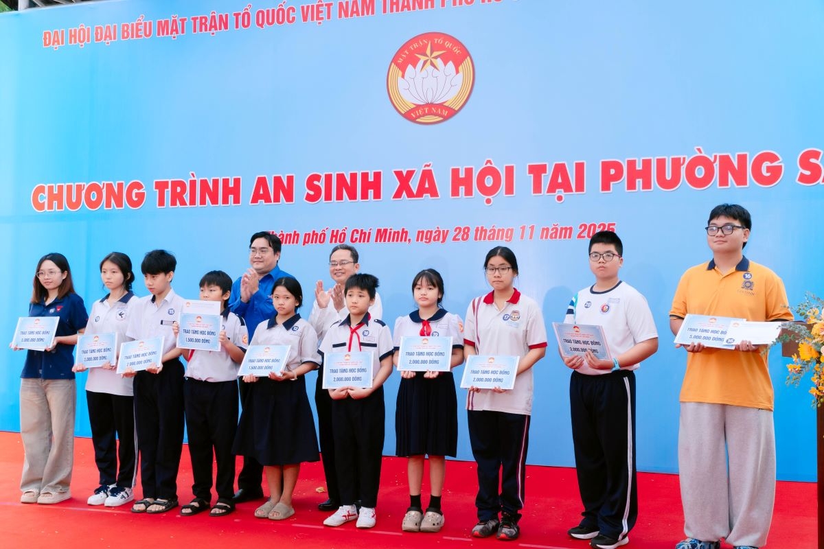 Trao học bổng cho học sinh có hoàn cảnh khó khăn ở phường Sài Gòn (ảnh: MTTQ TP.HCM)