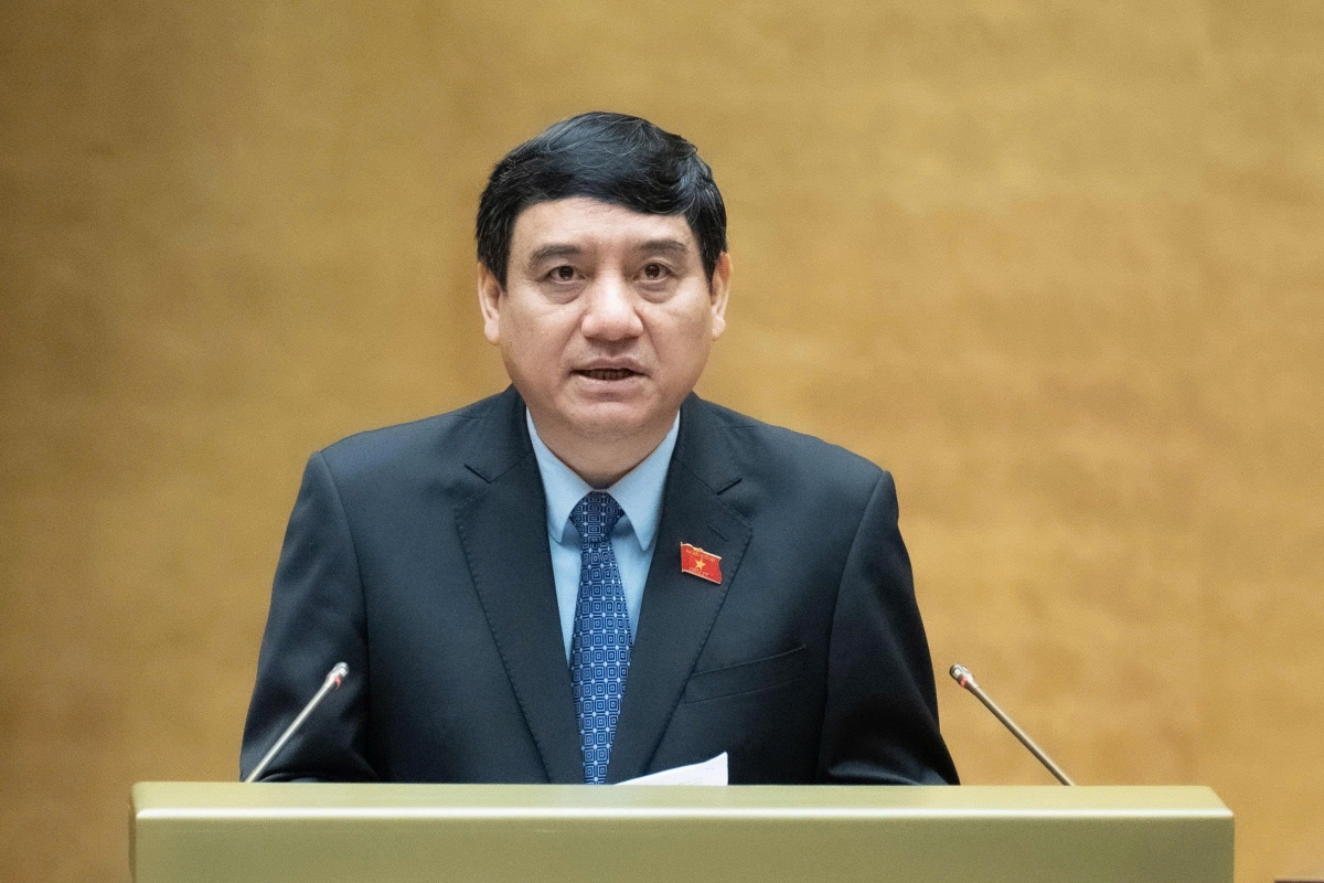 Chủ nhiệm Ủy ban Văn hóa và Xã hội của Quốc hội Nguyễn Đắc Vinh trình bày Báo cáo thẩm tra 2 dự thảo. Ảnh: Quốc hội