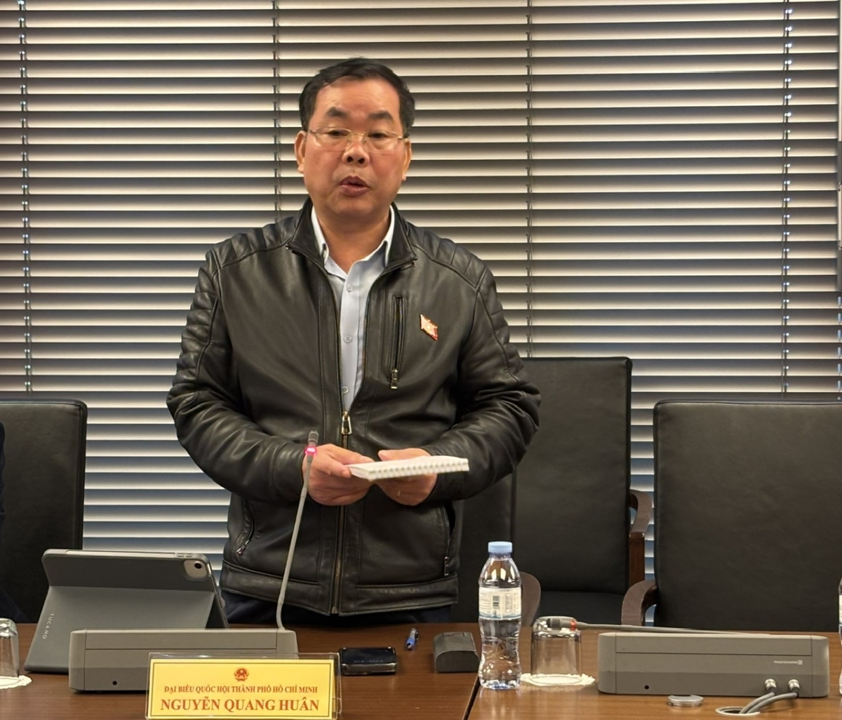 Đại biểu Nguyễn Quang Huân đề nghị cho phép doanh nhân sử dụng hộ chiếu công vụ hoặc hộ chiếu ngoại giao trong hoạt động quốc tế.