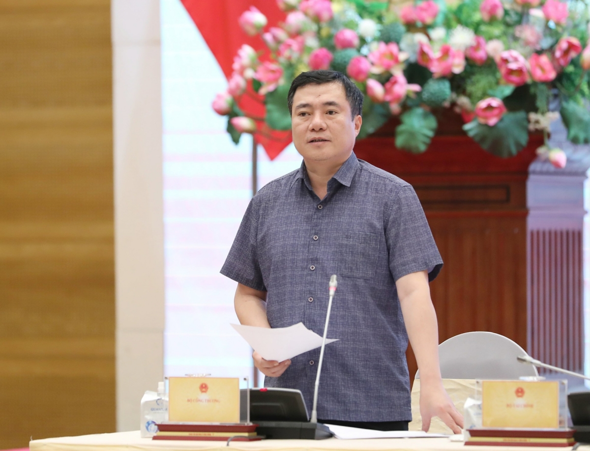 Thứ trưởng Bộ Công Thương Nguyễn Sinh Nhật Tân trả lời câu hỏi của phóng viên về đấu tranh chống hàng giả, hàng nhái trên sàn thương mại điện tử - Ảnh: VGP/QP