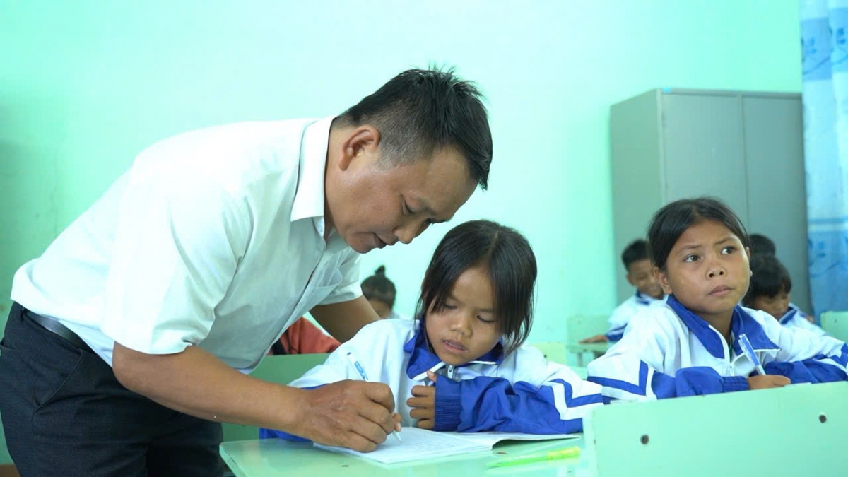 Ngày nay, từ lớp học vùng cao đến giảng đường đại học, truyền thống hiếu học ấy vẫn tiếp nối