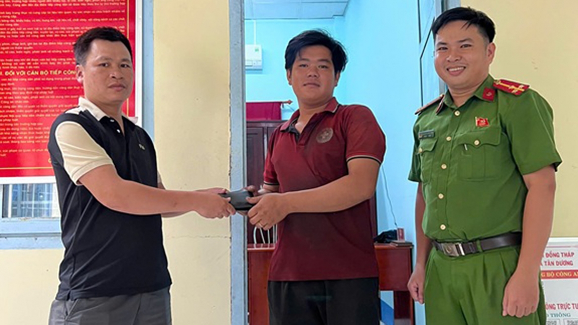 Nhiều trường hợp nhận lại tài sản bị mất do công an trao trả. (ảnh: CA)