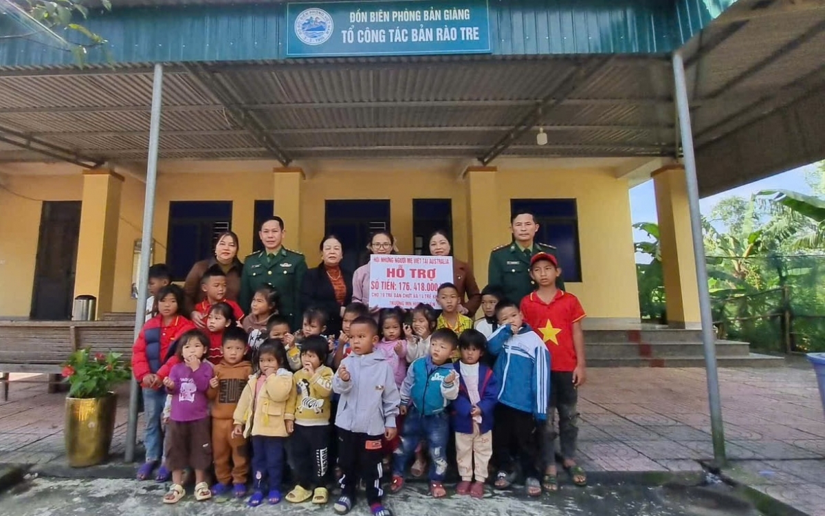 Trường Mầm non Hương Liên, Hà Tính nhận tiền quyên góp của nhóm Mẹ Việt tại Úc. Ảnh: Nhóm Mẹ Việt tại Úc.