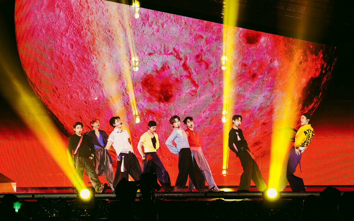 Các Tân binh trình diễn