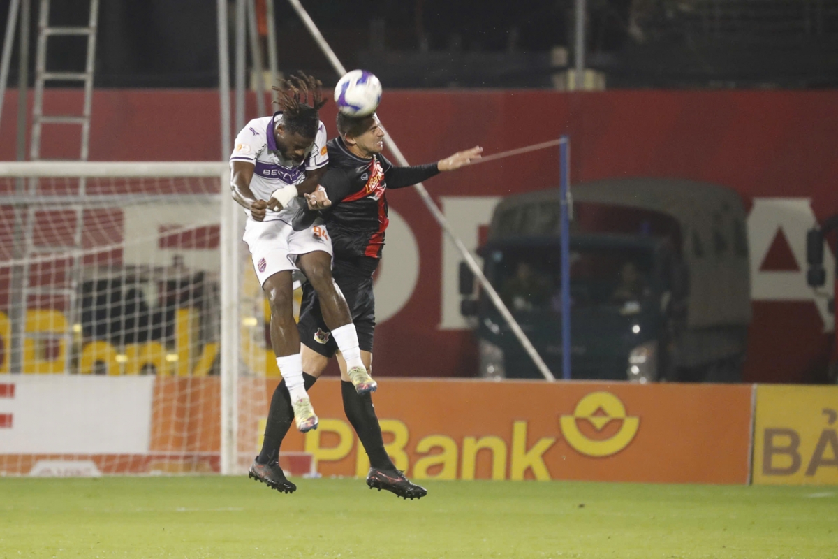 Hai đội vẫn đang chơi ăn miếng trả miếng (Ảnh: Đức Minh)