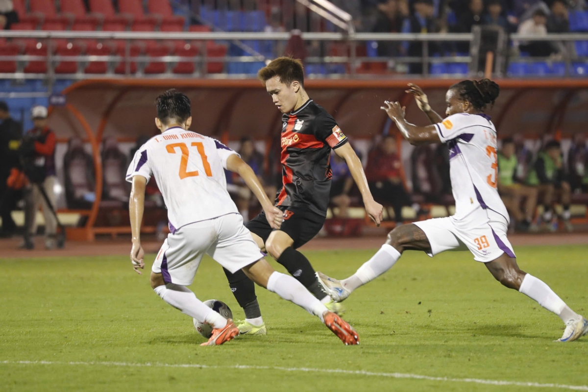 Hoàng Đức cùng các đồng đội vẫn chơi tốt hơn TP.HCM trong hiệp hai (Ảnh: Đức Minh)