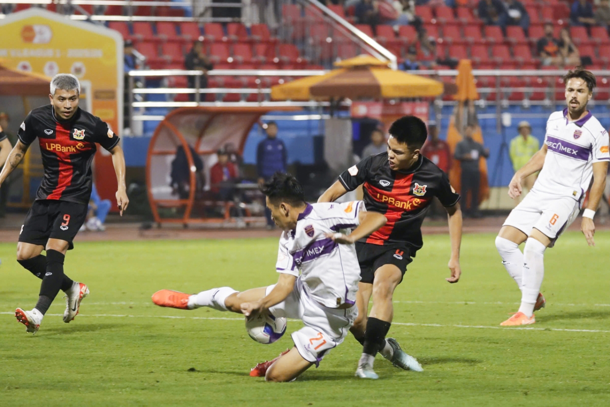 Thành Trung góp công lớn trong bàn mở tỉ số của Ninh Bình (Ảnh: Đức Minh)