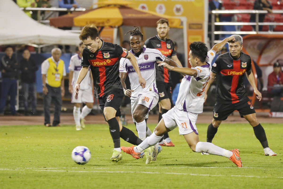 Hoàng Đức cùng các đồng đội chơi tốt hơn hẳn trong hiệp một (Ảnh: Đức Minh)