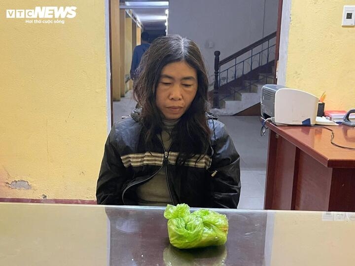 Trần Thị Minh Hà tại cơ quan công an và số tang vật là 7,9 lượng vàng ăn trộm của người thân