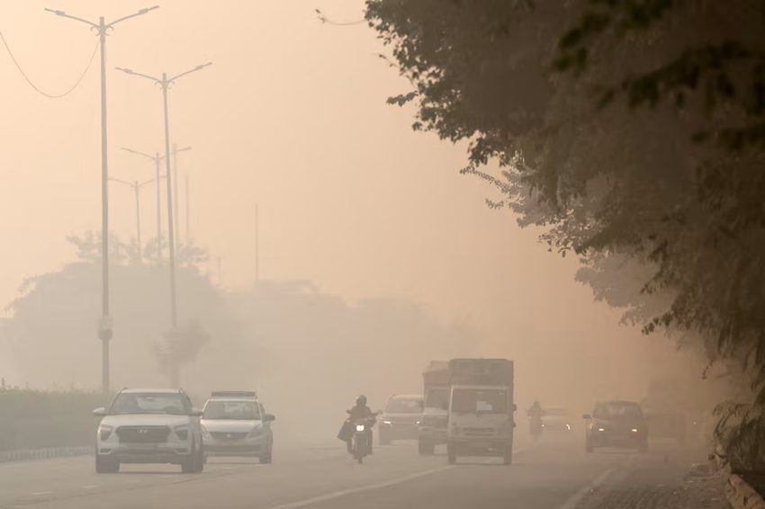 Các phương tiện di chuyển trên một con đường bị bao phủ bởi sương mù, giữa tình trạng ô nhiễm không khí đang diễn ra tại thủ đô New Delhi, Ấn Độ. Ảnh: Reuters