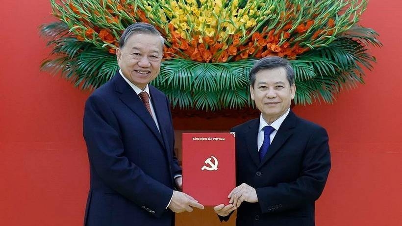 Tổng Bí thư Tô Lâm trao quyết định của Bộ Chính trị điều động, phân công, bổ nhiệm ông Lê Minh Trí giữ chức Phó Trưởng Ban Thường trực Ban Nội chính Trung ương. Ảnh: TTXVN