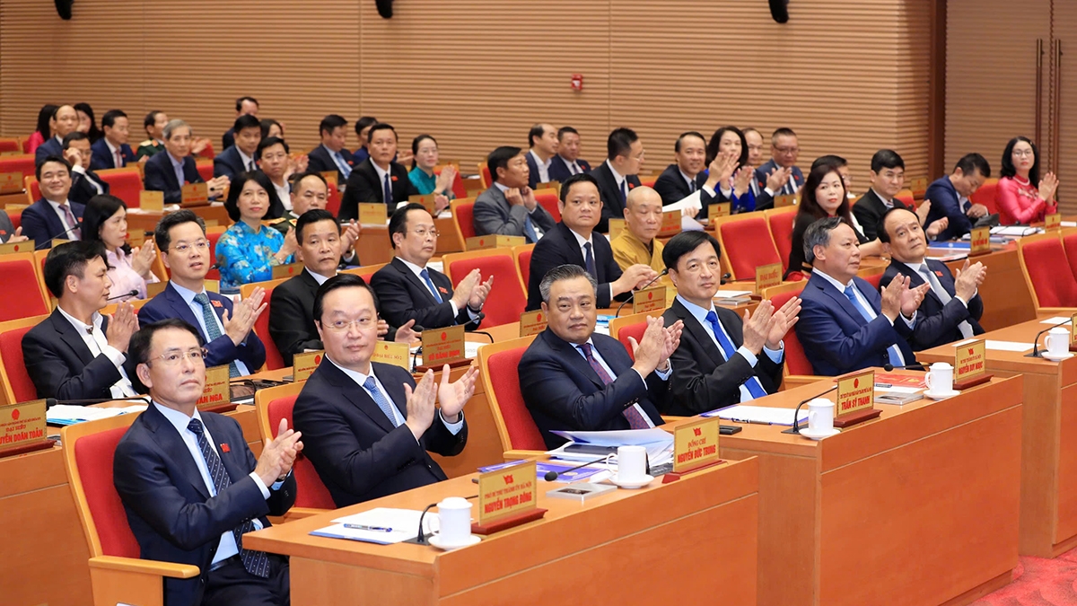 Ông Nguyễn Đức Trung (thứ 2 từ trái sang) được các đại biểu HĐND thành phố bầu giữ chức Chủ tịch UBND thành phố Hà Nội