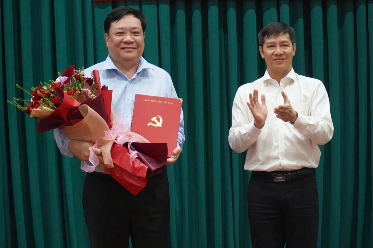 Ông Nguyễn Thành Tâm, Phó Trưởng Ban Tổ chức Trung ương trao quyết định của Ban Bí thư điều động, chỉ định ông Phạm Thành Ngại làm Phó Bí thư Tỉnh ủy Đồng Tháp