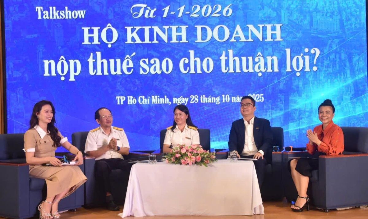 Ông Nguyễn Tiến Dũng – Phó Trưởng Thuế TP.HCM (áo trắng) tuyên truyền các chương trình hướng dẫn, hỗ trợ hộ kinh doanh chuyển đổi từ thuế khoán sang kê khai (Ảnh: Thuế TP.HCM cung cấp)