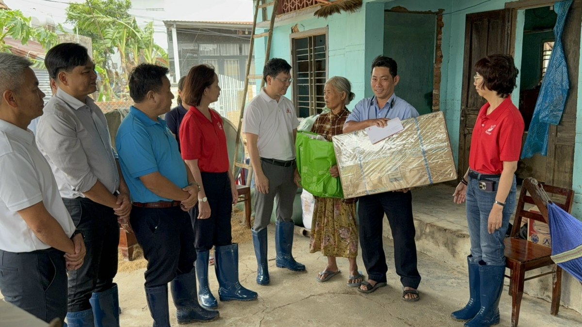 Ông Phạm Trung Kiên dẫn đầu đoàn từ miền Nam thăm hỏi trực tiếp cán bộ nhân viên miền Trung - Tây Nguyên