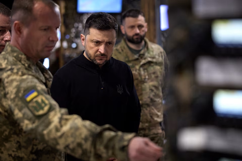 Tổng thống Ukraine Volodymyr Zelensky thị sát tiền tuyến phía Đông Nam trong bối cảnh Nga gia tăng sức ép tại khu vực Zaporizhzhia. Ảnh: Reuters