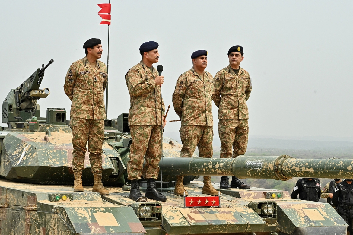 Tư lệnh Lục quân Pakistan Tướng Asim Munir (thứ hai từ trái sang) là vị trí được chú ý trong lần sửa đổi Hiến pháp này. Ảnh: Reuters