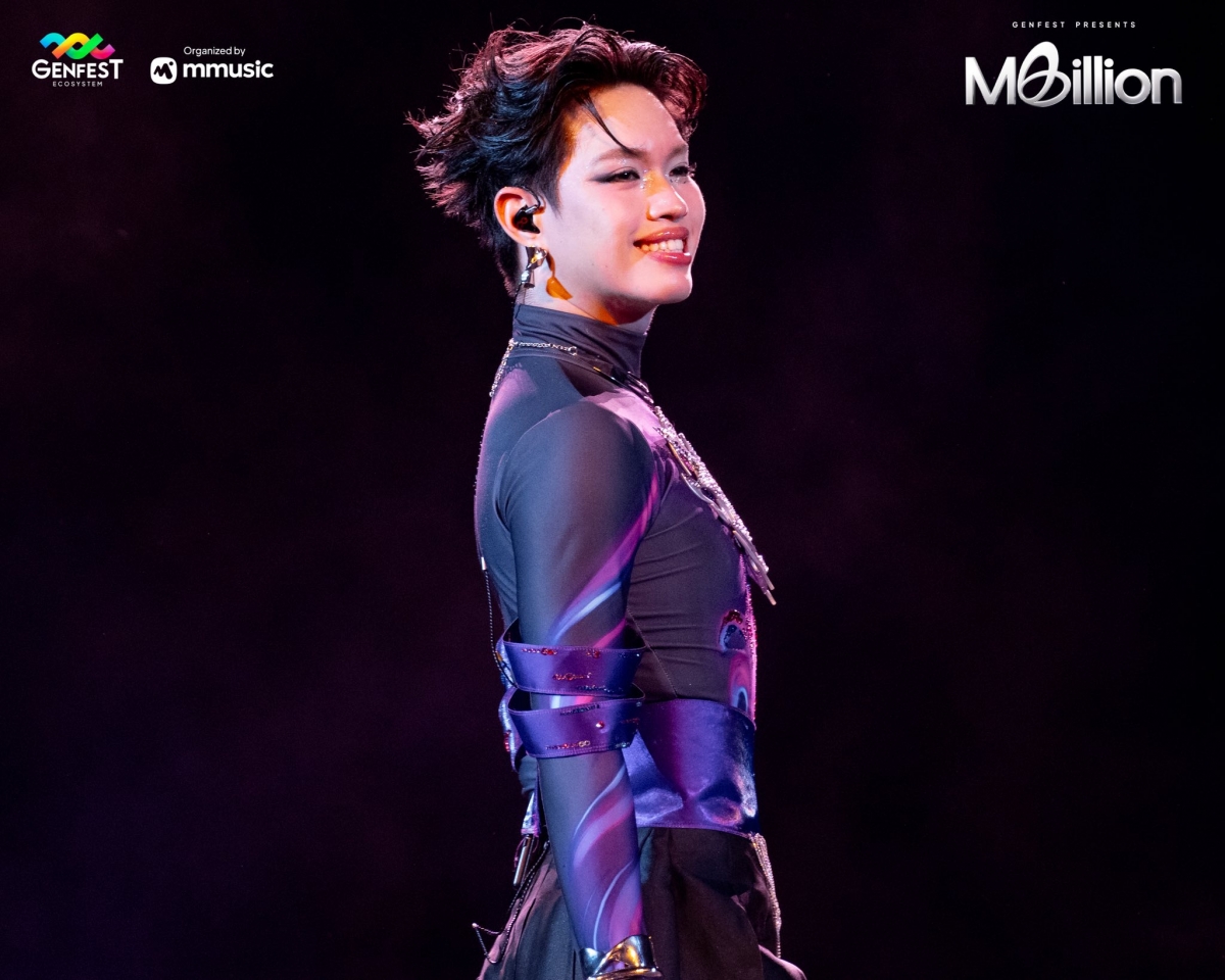 Pháp Kiều là người mở màn đêm diễn với không gian được dựng dựng tỉ mỉ để bao trọn cá tính đa sắc