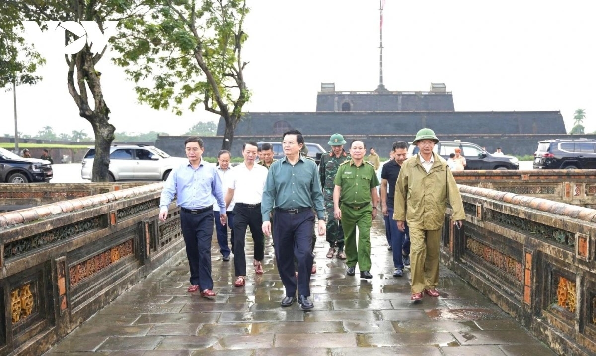 Phó Thủ tướng Chính phủ Mai Văn Chính (áo xanh đi giữa) đến kiểm tra khu vực Đại Nội Huế