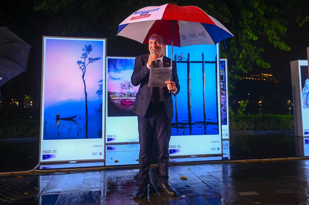 Không chỉ là nơi trưng bày, “Phong cảnh dọc” còn là không gian đối thoại giữa nghệ sĩ và công chúng về cách nhìn thế giới hôm nay. (Ảnh: Photo Hanoi ’25)