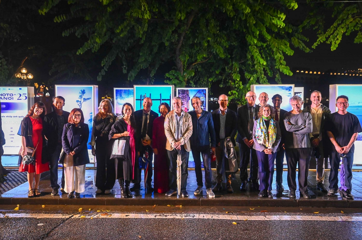 Triển lãm có sự góp mặt của Lý Hoàng Long (Việt Nam) cùng chín nghệ sĩ quốc tế: Jean–François Spricigo, José Manuel Ballester, Brendan Ó Sé, David van Dartel, Alexandre Deschaumes, Eva Jonas, Matthieu Gafsou, Štěpánka Stein, Francesco Chiot, mở ra cuộc trò chuyện xuyên biên giới về cách nhìn thế giới qua chiều dọc. (Ảnh: Photo Hanoi ’25)