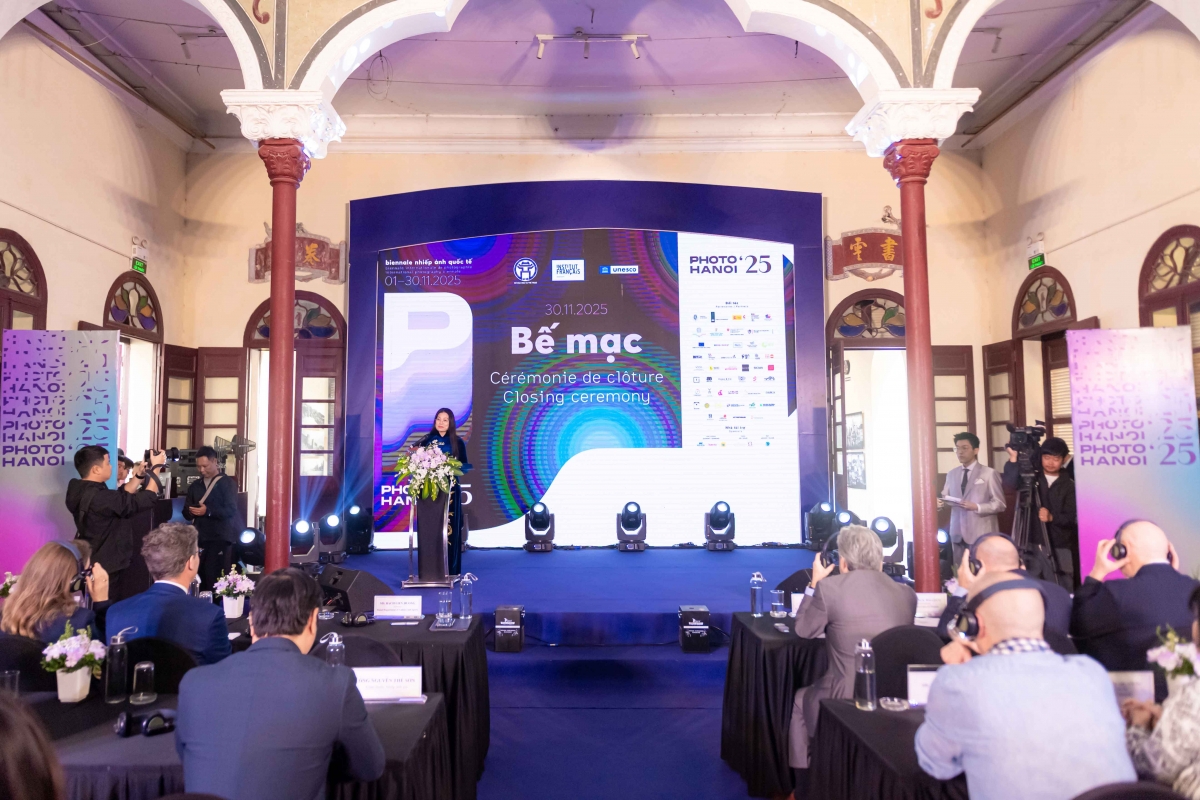 Bà Bạch Liên Hương, Giám đốc Sở Văn hóa và Thể thao Hà Nội, phát biểu tại lễ bế mạc Photo Hanoi’25 – Biennale Nhiếp ảnh Quốc tế. (Ảnh: Photo Hanoi'25)