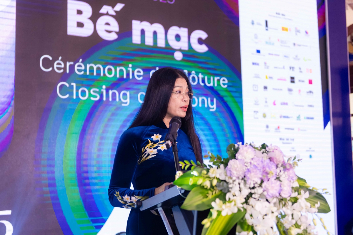 “Photo Hanoi’25 đã tạo nên một dấu ấn văn hóa đặc biệt, góp phần khẳng định Hà Nội là đô thị sáng tạo giàu sức sống” – Bà Bạch Liên Hương phát biểu tại lễ bế mạc. (Ảnh: Photo Hanoi’25)