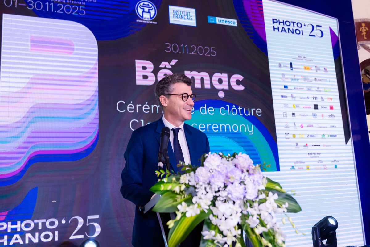 Ông Jonathan Baker, Trưởng Văn phòng UNESCO tại Việt Nam gửi lời tri ân tới các nghệ sĩ và đối tác đồng hành cùng Photo Hanoi’25. (Ảnh: Photo Hanoi’25)