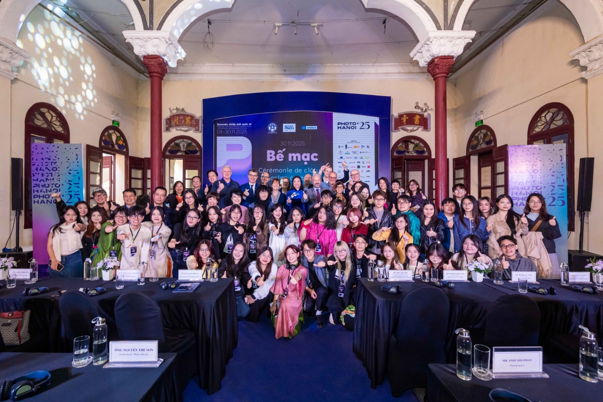 Các nghệ sĩ và đối tác quốc tế góp mặt trong sự kiện khép lại Photo Hanoi’25. (Ảnh: Photo Hanoi’25)