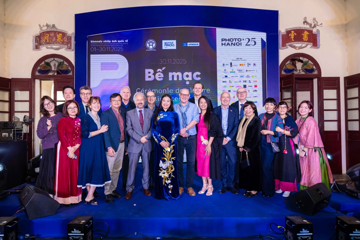 Ban tổ chức cùng nghệ sĩ chụp ảnh lưu niệm sau một mùa Biennale thành công. (Ảnh: Photo Hanoi’25)