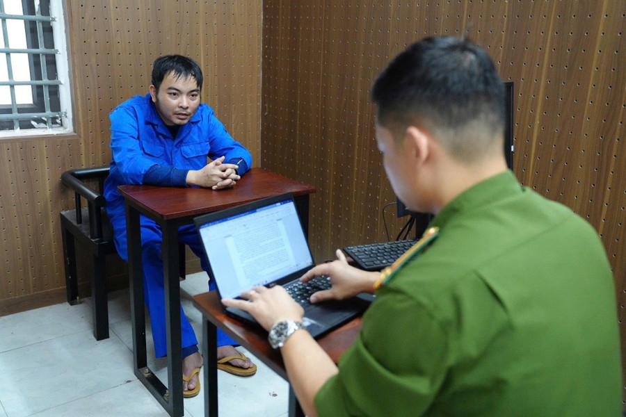 Đối tượng Tạ Minh Châu, , nguyên cán bộ Trung tâm Y tế huyện Cẩm Khê tại cơ quan Công an. Ảnh: Công an tỉnh Phú Thọ