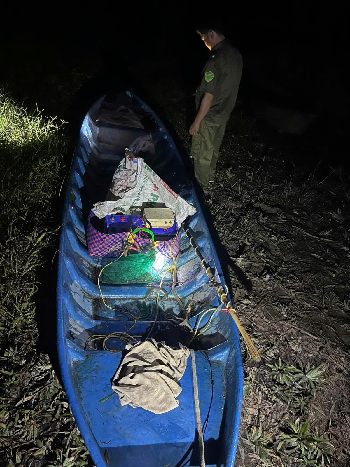 Chiếc xuồng có hệ thống điện dùng để đánh bắt thủy sản trong mương khóm vừa bị công an thu giữ