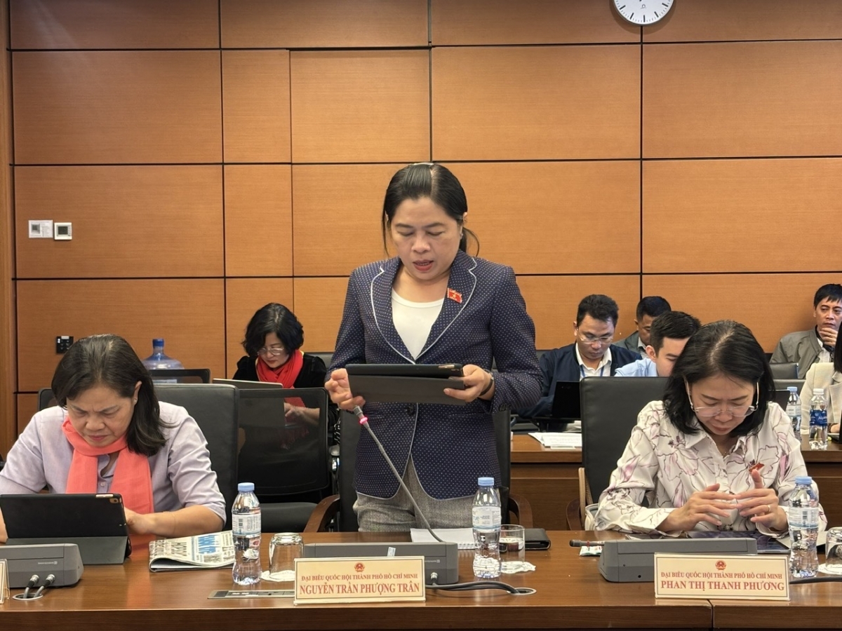 Đại biểu Nguyễn Trần Phượng Trân (đoàn TP.HCM) thảo luận tổ sáng 25/11.