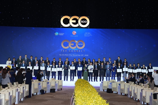 Liên minh chụp hình cùng Thủ tướng Phạm Minh Chính, Bí thư Thành ủy Tp.HCM Trần Lưu Quang và các lãnh đạo trong nước và quốc tế tham dự Diễn đàn Kinh tế mùa thu 2025.