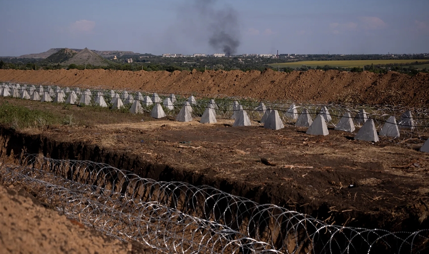 Các công sự bao gồm răng rồng và dây thép gai tại Dobropillia sau vụ nổ bom trên không ở Rodynske, tỉnh Donetsk. Ảnh: Getty