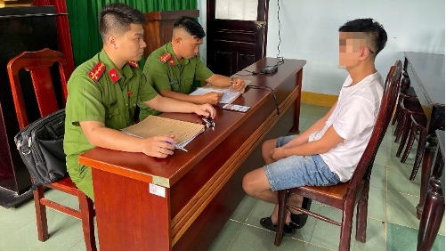 Lực lượng chức năng làm việc với P.T.T (Ảnh: Công an tỉnh Đồng Nai)