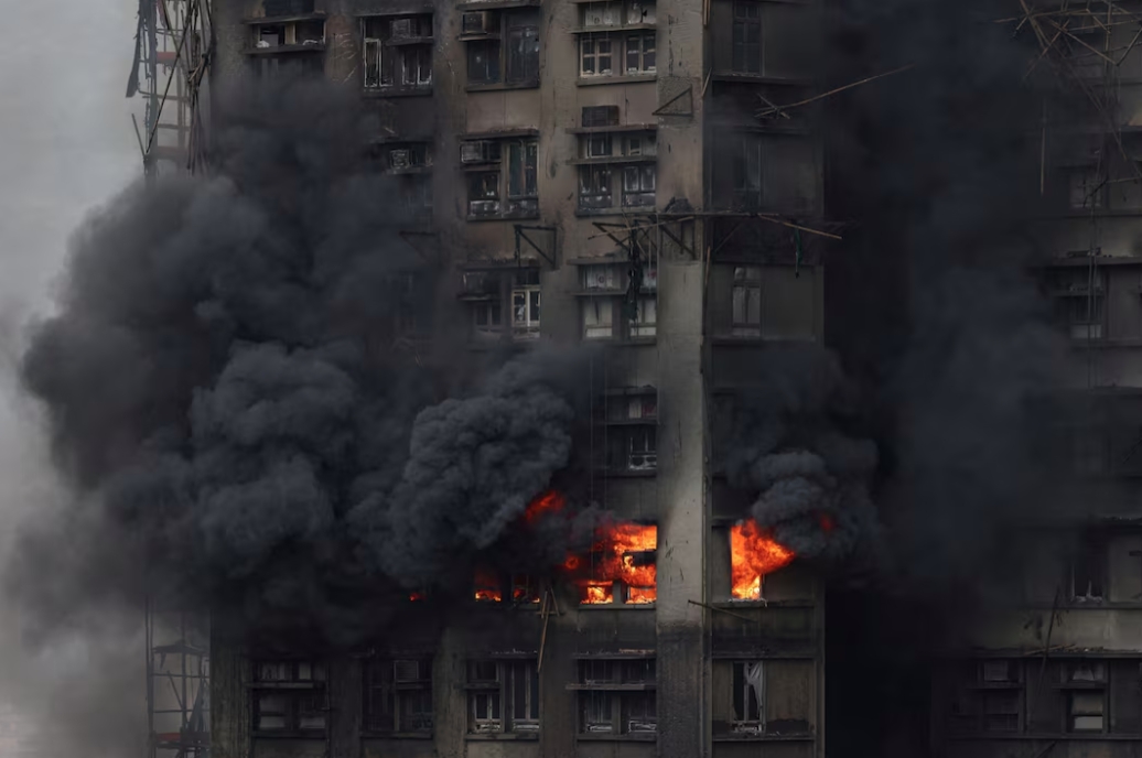 Vụ cháy chung cư kinh hoàng ở Hong Kong. Ảnh: Reuters