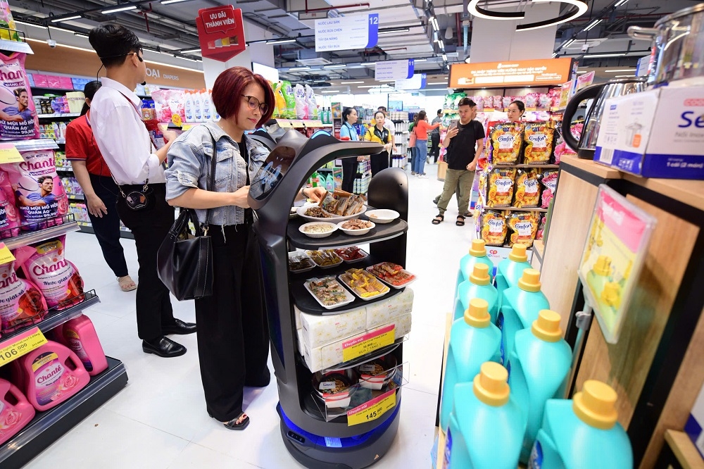 Robot giới thiệu và cho phép thử sản phẩm mang lại trải nghiệm tương tác thú vị