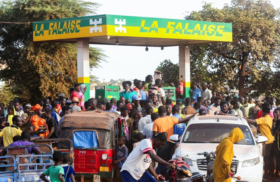 Người dân tập trung tại một trạm xăng ở Bamako (Mali) hôm 1/11. Nguồn: Reuters