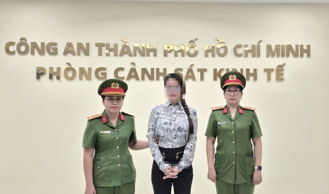 Cơ quan điều tra tống đạt các quyết định khởi tố vụ án, khởi tố bị can và lệnh bắt tạm giam nghệ sĩ, diễn viên Trương Ngọc Ánh. (Ảnh: CACC)