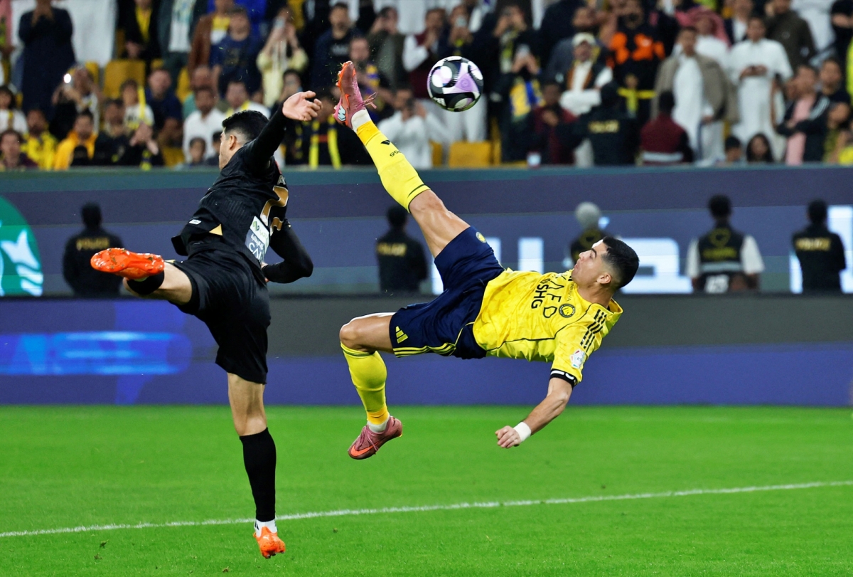 Ronaldo lập siêu phẩm "ngả bàn đèn" trong trận thắng Al Khaleej. (Ảnh: Reuters)