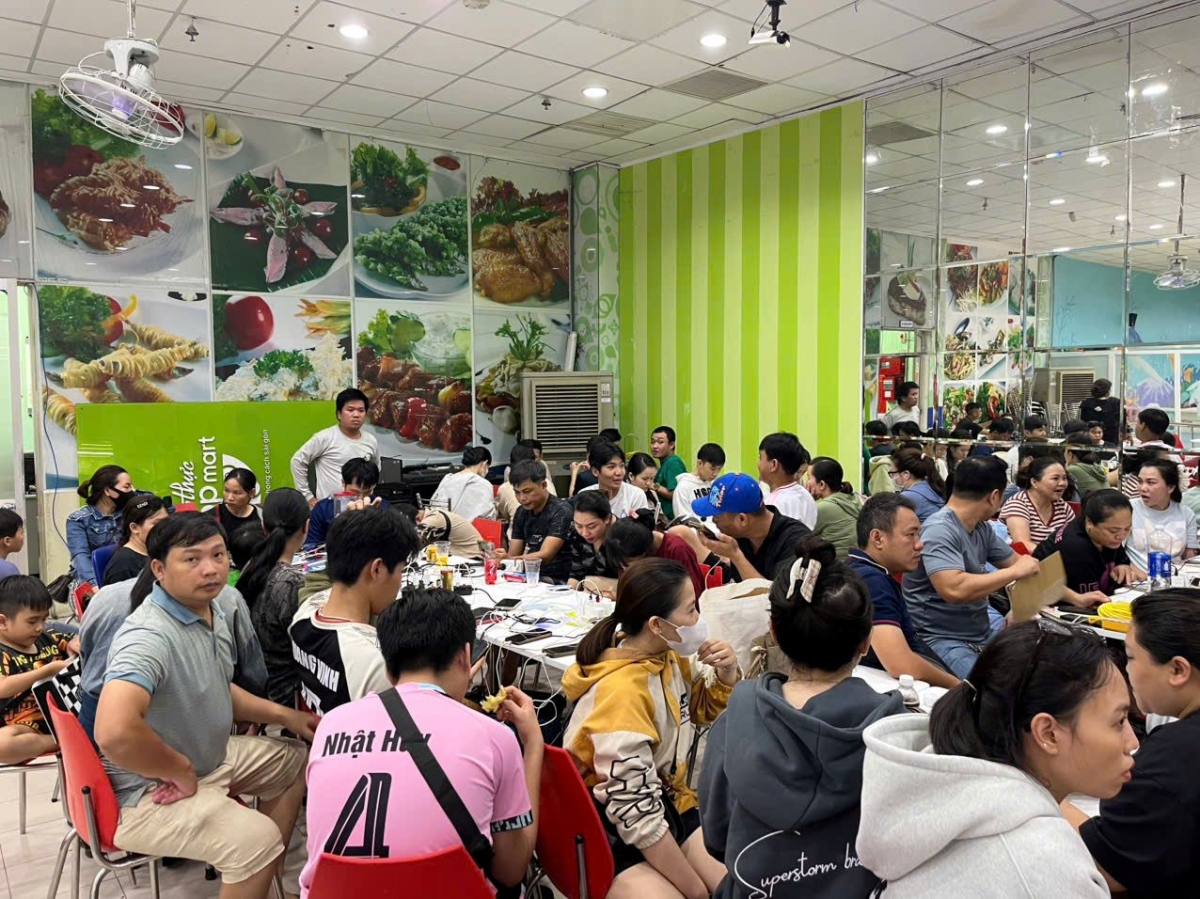 Siêu thị bố trí chỗ nghỉ tạm, cung cấp điện  thiết bị sạc pin cho người dân