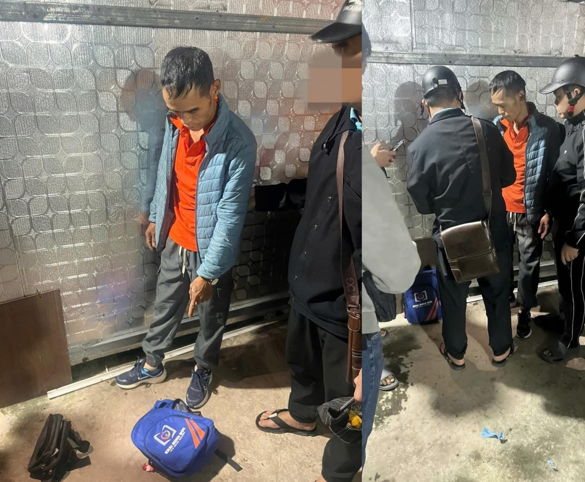 Đối tượng Nguyễn Tiến Sinh cùng chiếc ba lô tang vật. (Ảnh: Công an cung cấp)