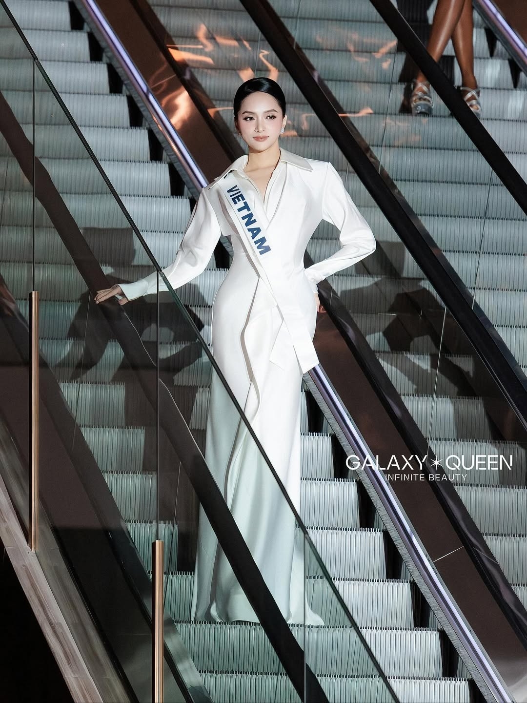 Đến với Miss Universe 2025, Hương Giang mang theo 60 bộ trang phục đến từ hơn 40 nhà thiết kế và các thương hiệu Việt. Bên cạnh đó, cô chuẩn bị những phụ kiện đắt đỏ đến từ nhiều thương hiệu xa xỉ. 